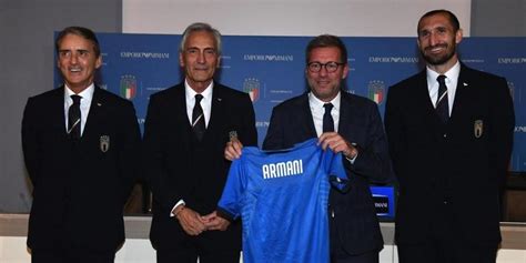 Die italienischen nationalspieler erhalten aufgrund das teilte der italienische verband am montag mit. Emporio Armani vestirá a las selecciones de fútbol ...