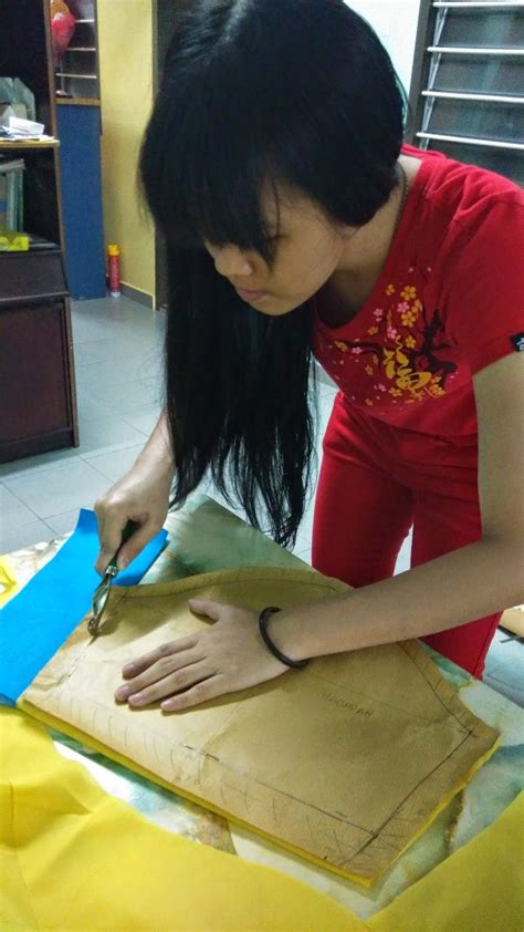 Belah lapik kain selari sesuai digunakan pada baju kebaya. 不多不少: Proses Menjahit Baju (blaus) (RBT)