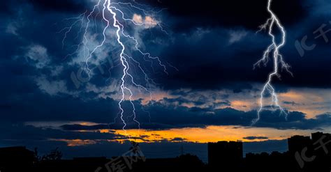 城市上空的大雨闪电雷电背景图片免费下载 千库网