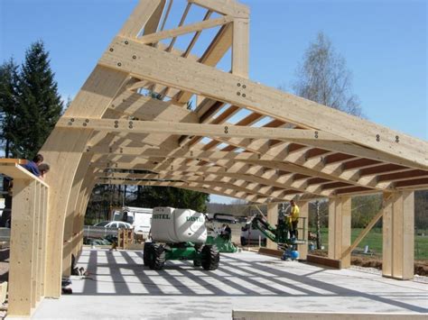 La poutre en i est une poutre à profil complexe qui est largement employée comme éléments porteurs horizontaux ou éléments structurels verticaux pour steico wall est une poutre en i pour utilisation en structure verticale porteuse dans la construction à ossature bois, steico wall, est déjà isolé en usine. Bureau d'études charpente bois poutres en I salle communale