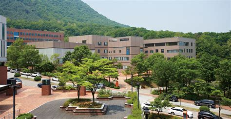 서울 종로구 청운동에서 출생하였으며, 경기공업고등학교를 거쳐 동국대학교 법학과를 졸업, 그리고 동국대학교 경영대학원에서 경영학 석사, 컴벌랜드 대학원에서 교육학박사. 월간 미대입시