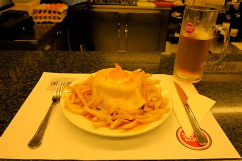 Rapidamente percebi que o molho da francesinha, seja vegan ou não, é todo um jogo de sabores complexos, combinação de diferentes tipos de bebidas e uma. Francesinha caseira | Receitas Erasmus