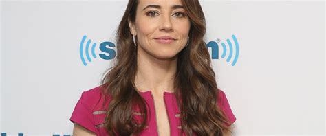 Why ‘bloodline Actress Linda Cardellini Bought A Bug Suit Abc News