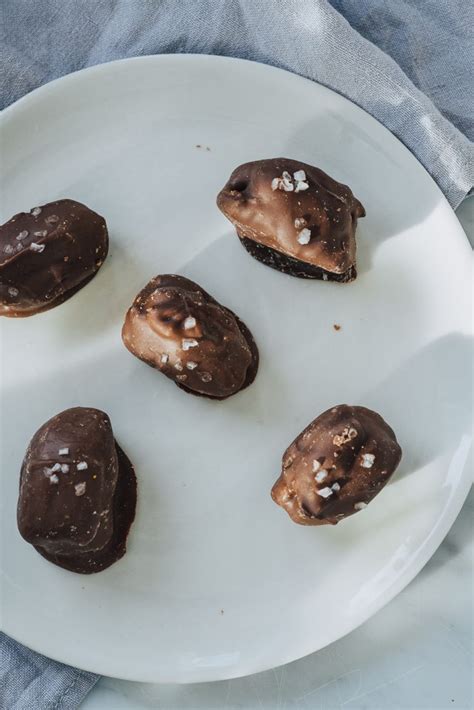 Chocolate Covered Dates With Speculoos Spread And Pecans Mondomulia