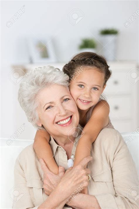 21895849 Sonrisa Feliz De La Abuela Cari Osa Y Su Peque A Nieta Lindo