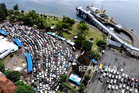 Ribuan Kendaraan Terjebak Macet Di Pelabuhan Gilimanuk Republika Online