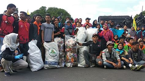 Pungut Sampah Plastik Di Cfd Komunitas Di Bondowoso Kampanye Cinta