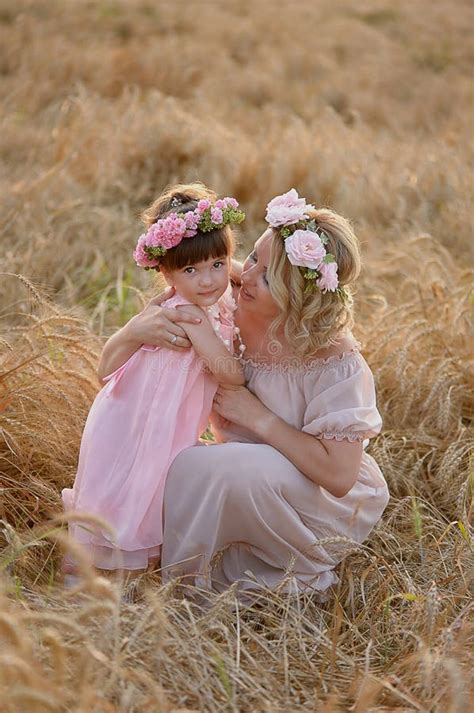 Madre E Hija Que Abrazan En Su Cabeza Una Guirnalda De Rosas Imagen