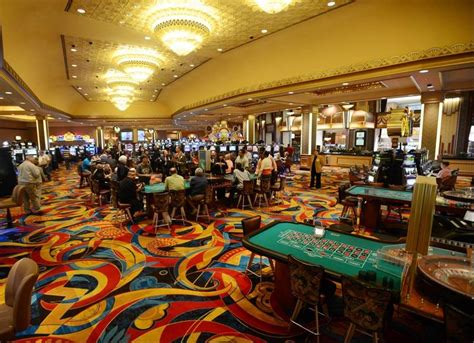 Final cut steakhouse offers a selection of prime steaks and seafood for dinner, while epic buffet features carving stations. Aurora still betting on Hollywood Casino after 20 years