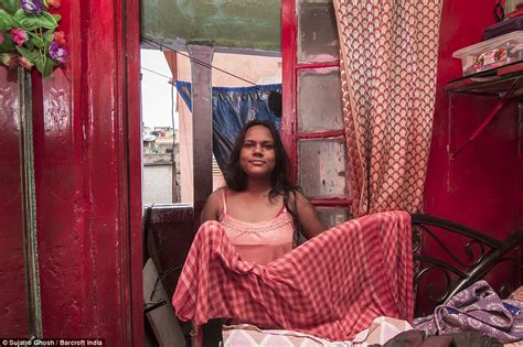 【画像】インドにあるアジア最大の売春街、売春婦1万人。なんだこれは、選び放題じゃないか [399583221]