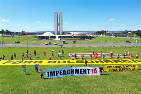 Pilha foi detido no dia 18 de março por estender uma faixa chamando o presidente jair bolsonaro de genocida. Faixa gigante com "Fora Bolsonaro" é estendida após ...