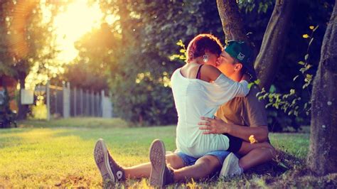 Couples Wallpaper 5 Love Couple Images Kiss Day Images Happy Kiss Day