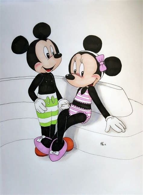 Mickey And Minnie Sitting On A Bench Near The Beach Mickey Desenhos