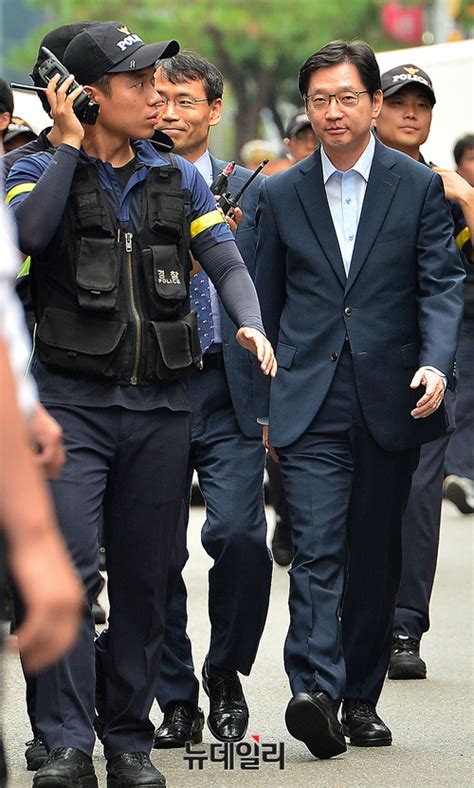 [포토] 경찰 보호받으며 출석하는 김경수 save internet 뉴데일리