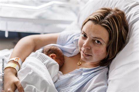 Roc O Pel Gico Loco Madre Con Su Hijo Recien Nacido Cadena Adem S Ventaja