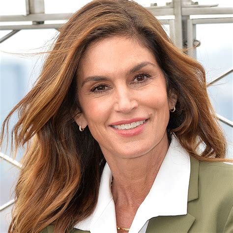 Cindy Crawford Strips Off Her Makeup And Stuns Fans With Her Ageless