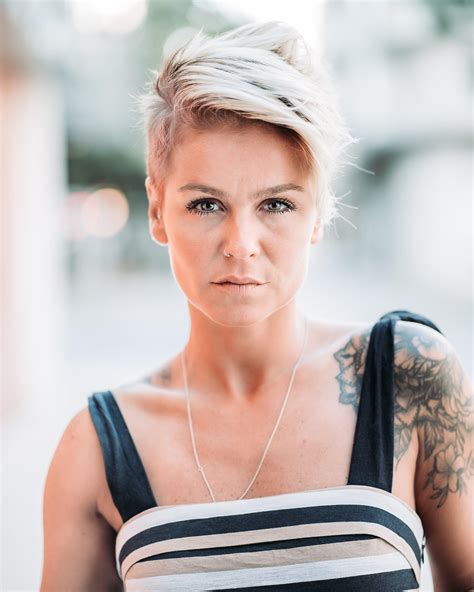 Aurea (singer) (born 1987), portuguese singer. Aurea faz mudança de visual radical