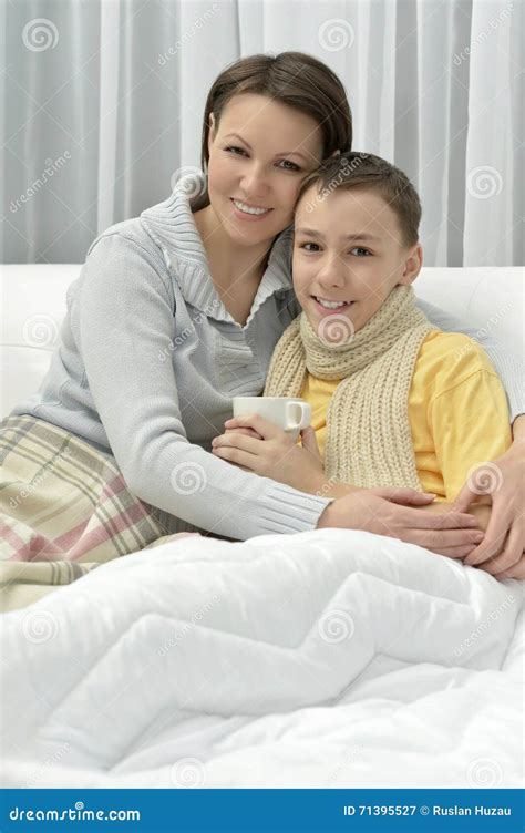 Madre E Hijo Enfermo Imagen De Archivo Imagen De Familia 71395527