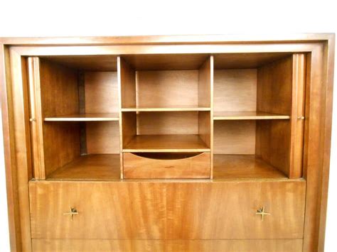 Furniture maker george widdicomb emigrated from england to the united states in 1845, eventually setting up a cabinet shop in syracuse, new york, before moving west to grand rapids, michigan. Mid-Century Modern Bedroom Set by John Widdicomb at 1stdibs