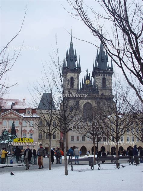 雪のプラハ歴史地区広場からティーン教会の塔を望む 写真素材 1051886 フォトライブラリー Photolibrary