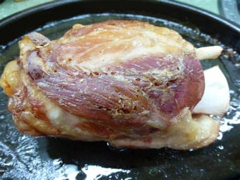 Así que, si quies saber cómo cocinar codillo de cerdo apunta los ingredientes y ten lista una bandeja de horno. Codillo con chucrut y puré de patata Receta de ...