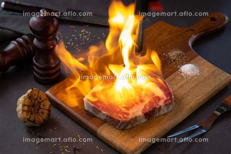 Burning Raw Pork On Cutting Boardの写真素材 141130356 イメージマート