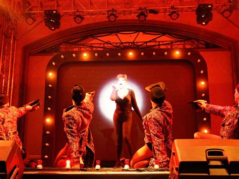 Una obra de teatro u obra teatral es una forma literaria normalmente constituida por diálogos entre personajes y con un cierto orden. Cartelera de obras de teatro en mayo 2018 en CDMX - Dónde Ir