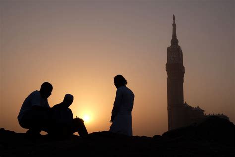 Hari kiamat merujuk pada hari akhir kehidupan seluruh makhluk hidup di dunia. Wajib Tahu! Ini 25 Nama Lain Hari Kiamat - Umroh.com