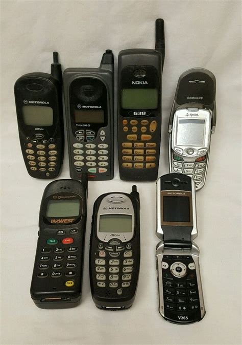 Cool Lot Of Old Vintage Cell Phones Mobile Motorola Nokia Samsung