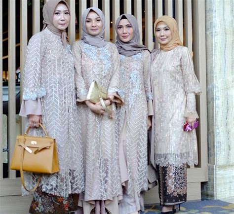 Model baju gamis adalah salah satu model baju yang paling diminati oleh kaum wanita muslim sebab memiliki model yang elegan, modis, dan tentunya sesuai syari'at berbusana dalam agama islam. Model Baju Kebaya Modern Untuk Orang Tua - Seputar Model