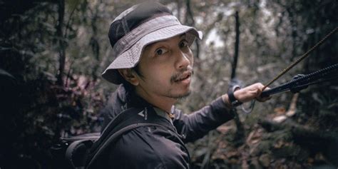 C c c g/b aku kesal dengan jarak am g c yang sering memisahkan kita f c/e hingga aku hanya bisa dm g berbincang denganmu di whatsapp c g/b aku kesal dengan waktu am g c yang tak mau berhenti bergerak f c/e barang sejenak dm g agar ku. Lirik Lagu Celengan Rindu - Fiersa Besari | Diadona.id