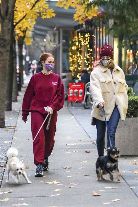 Lili Reinhart E Madelaine Petsch Caminhando Pelas Ruas De Vancouver 29