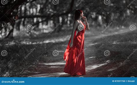 Foto Der Sexy Frau Der Mode Mit Der Nackten Brust Im Roten Kleid Im