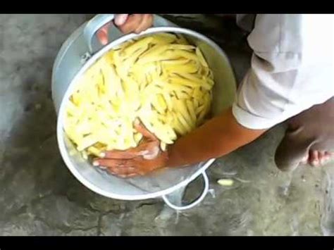 Cara membuat donat kentang mengembang sempurna juga dipengaruhi oleh proses menggoreng. RAHASIA MEMBUAT SINGKONG KEJU CRISPY #1 - VidoEmo ...