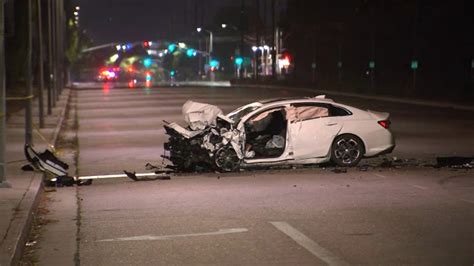 High Speed Head On Crash Leaves 2 Dead In Woodland Hills Abc7 Los