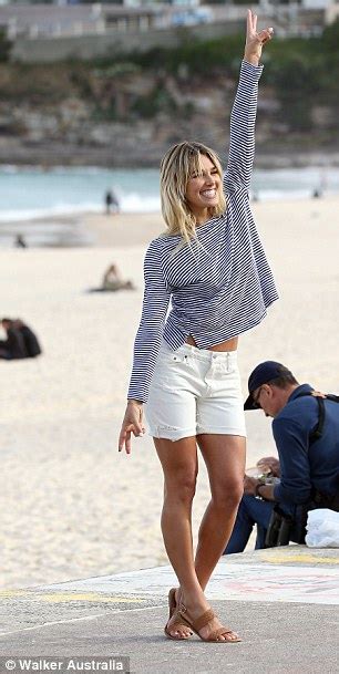 ashley hart flaunts her incredibly toned legs at bondi beach daily mail online