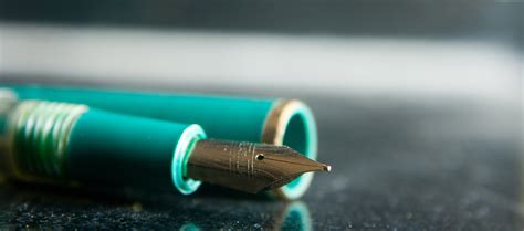 무료 이미지 쓰기 사진술 펜 녹색 색깔 푸른 원자 램프 쓰다 닫다 필적 분수 달필 서명 매크로 사진