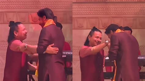 Watch Shah Rukh Khan Kisses Kailash Khers Hand At Ambanis Party Netizens Say ‘aww