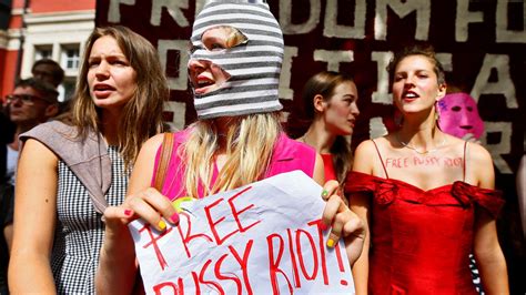 zwei aktivistinnen von pussy riot treten in hungerstreik