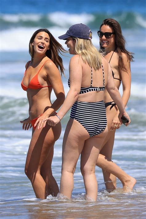Jennifer Lahmers Mendesis Di Pantai Dengan Bikini Oranye Seksi 18 Foto