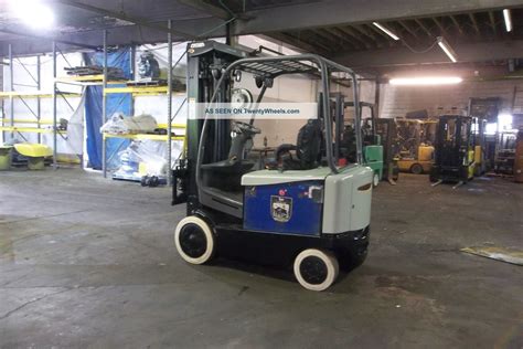 2010 Crown Electric Forklift 5000 Lb Triple Mast Non Maring Tires