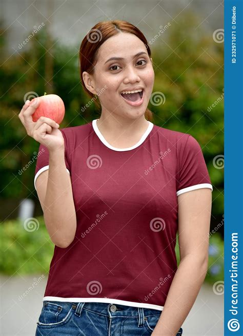 Jolie Femelle Et Bonheur Avec Des Pommes Dehors Image Stock Image Du Femelles Exaltation