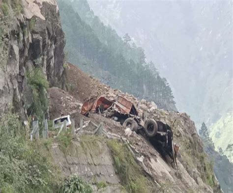 Kinnaur Landslide Video 10 लोगों की मौत 13 लोग बचाए गए कई अब भी फंसे सड़क से मलबा हटाया पर