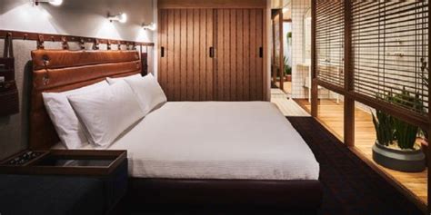 Lalu kenapa guling tidak ada di kamar hotel yang sering kita kunjungi? Kenapa Kamar Hotel Tidak Ada Guling dan Jam Dinding ...