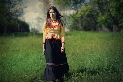 俄羅斯穿著傳統服裝的哥薩克女人cossacks Women In Their Traditional Clothes Red