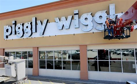 Piggly Wiggly Returns To West Ashley As Iconic Logo Rises On Building