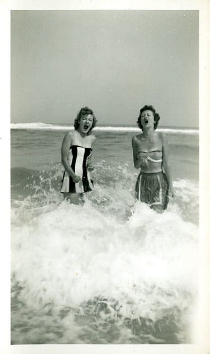 Two women in the ocean screaming from the cold water Found on phroto tumblr Винтажные