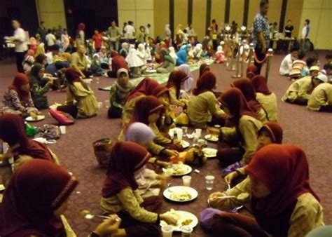 Bulan rajab, puasa dibulan rajab dengan fadilahnya, keterangan tentang bulan rajab, keutamaan ke istimewaan amalan dan berapa hari puasa di bulan dan bulan rajab disebut juga bulan ashom (bulan tuli) kenapa disebut bulan ashom? Kegiatan yang Banyak Digemari pada Saat Bulan Ramadhan ...