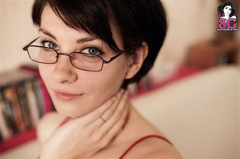 Wallpaper Menghadapi Model Wanita Dengan Kacamata Rambut Pendek
