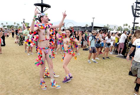 Coachella Naked рџЊ€Сияющий бюст самый модный фестивальный тренд